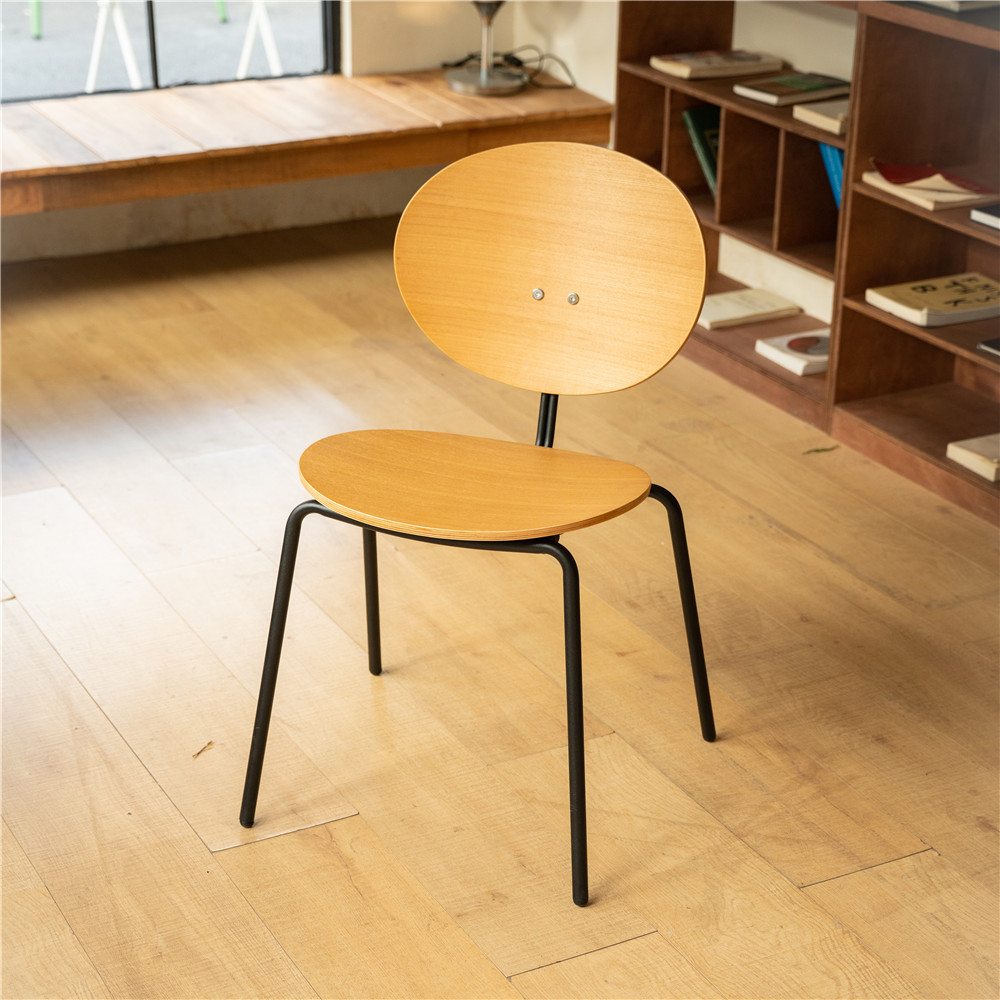 https://www.goldapplefurniture.com/stoelen/